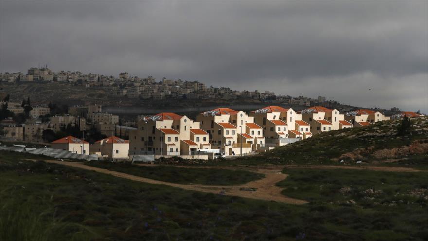 Viviendas ilegales israelíes en las zonas orientales de la Cisjordania ocupada, 1 de abril de 2019. (Fuente: AFP)