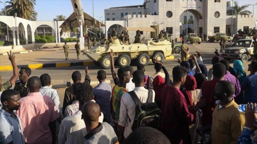 Sudaneses se manifiestan contra el Gobierno del presidente Omar al-Bashir, 7 de abril de 2019. (Foto: AFP)
