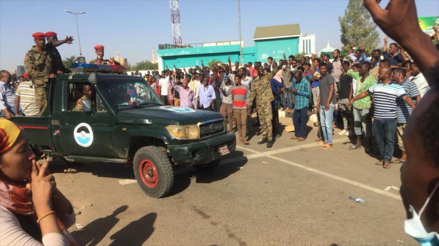 Manifestantes rodean un vehículo del Ejército sudanés en el área de la sede militar en Jartum (capital), 8 de abril de 2019. (Foto: AFP)