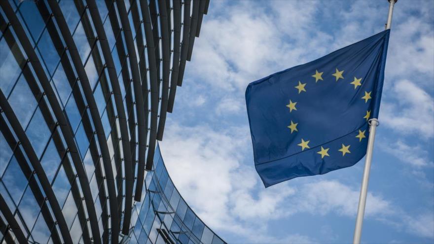 La bandera de la Unión Europea (UE) ondea fuera de la sede de la Comisión Europea en Bruselas, Bélgica. 