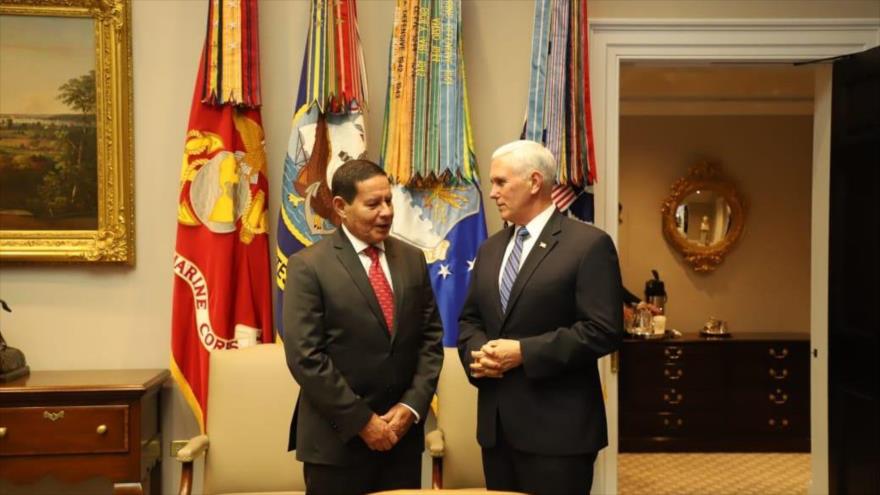 El vicepresidente de Brasil, Hamilton Mourao (izq.) y su homólogo estadounidense, Mike Pence, Washington, 8 de abril de 2018.