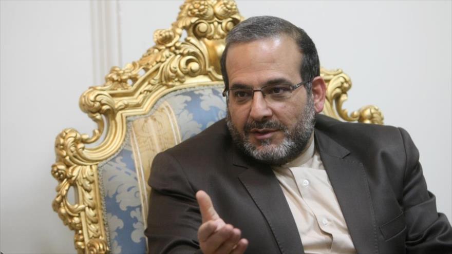 El portavoz del Consejo Supremo de Seguridad Nacional de Irán, Keyvan Josravi, habla durante una reunión en Teherán, capital persa. (Foto: IRNA)
