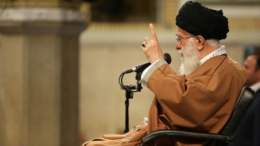 Líder de Irán condena medida de EEUU contra CGRI y destaca su papel