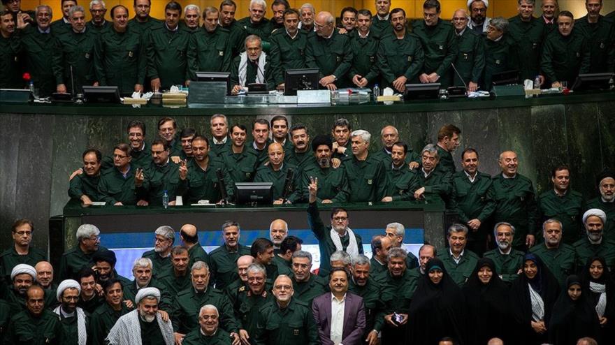 Los parlamentarios iraníes se visten con uniformes del Cuerpo de Guardianes de la Revolución Islámica (CGRI), 9 de abril de 2019. (Fuente: FARS)