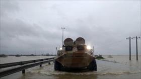 Blindados del CGRI ayudan a afectados por inundaciones en Irán