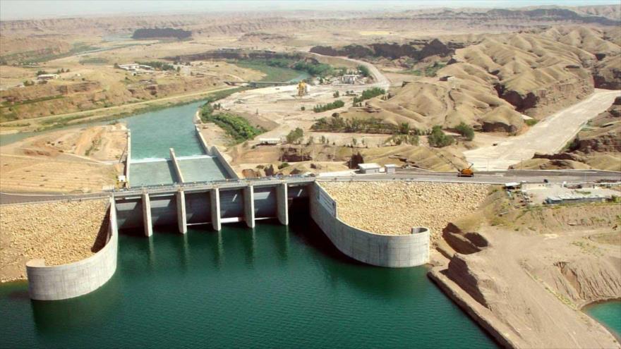 La presa de Karje, uno de los embalses terrestres más grandes del mundo y el más grande de Irán y Oriente Medio, provincia suroccidental de Juzestán.