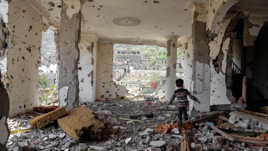 Un niño yemení camina por los escombros de un edificio destruido en un ataque aéreo saudí, ciudad de Taíz, 18 de marzo de 2018. (Foto: AFP)