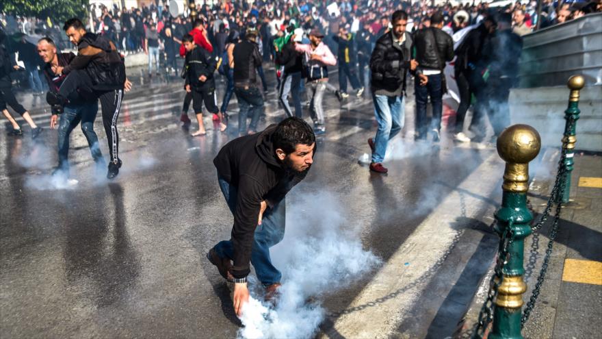 Se manifiestan en Argelia contra el recién designado presidente interino, Abdelkader Bensalah, Argel, 9 de abril de 2019. (Foto: AFP)