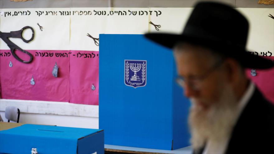 Un israelí en un centro de votación en Al-Quds (Jerusalén), 9 de abril de 2019. (Foto: Reuters)