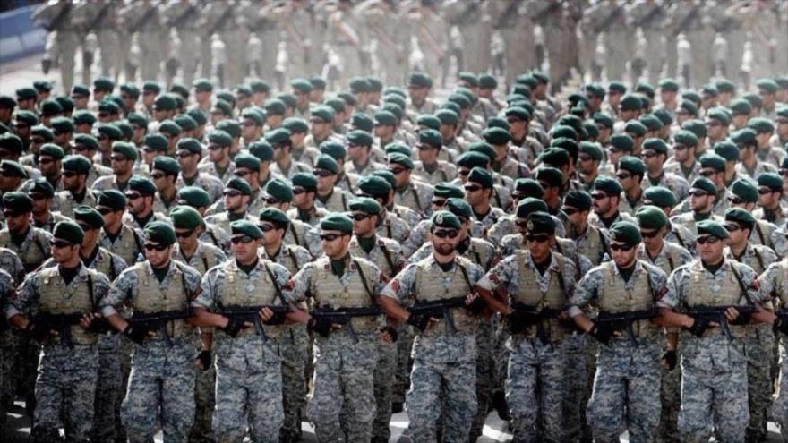 Efectivos del Ejército de Irán realizan un desfile militar en Teherán, capital persa.