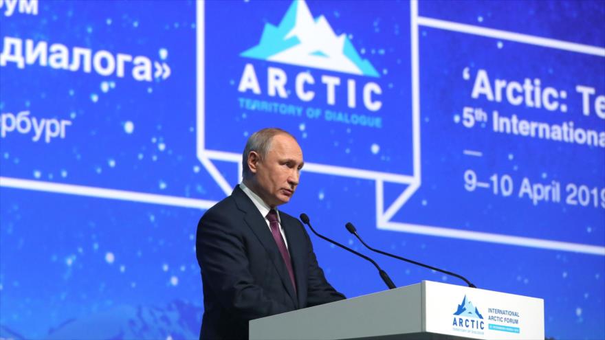 El presidente de Rusia, Vladimir Putin, habla ante el foro del Ártico en San Petersburgo, 9 de abril de 2018. (Foto: AFP)