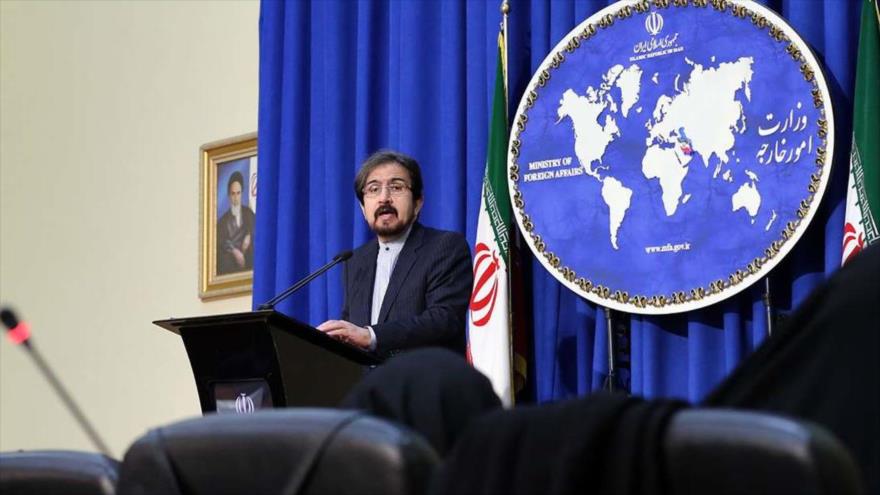 Bahram Qasemi, portavoz de la Cancillería de Irán, habla en una rueda de prensa semanal.