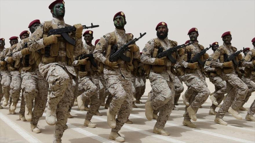 Soldados saudíes durante un desfile militar cerca de las fronteras con Kuwait. (Foto: Reuters)