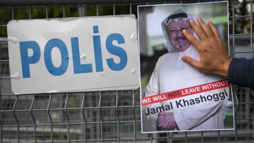 Una foto del periodista Jamal Khashoggi durante una manifestación frente al consulado saudí en Estambul (Turquía), 5 de octubre de 2018. (Foto: AFP)