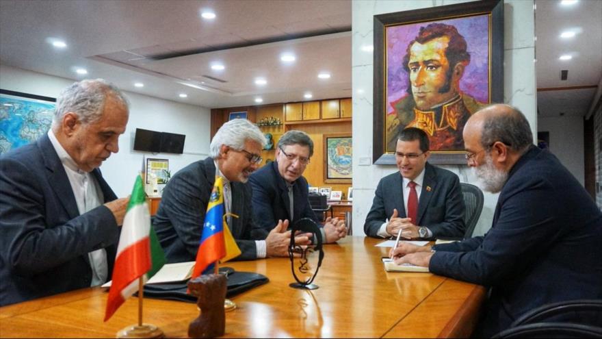 Una delegación iraní se reúne con el canciller venezolano, Jorge Arreaza (centro), en Caracas (capital de Venezuela), 9 de abril de 2019.