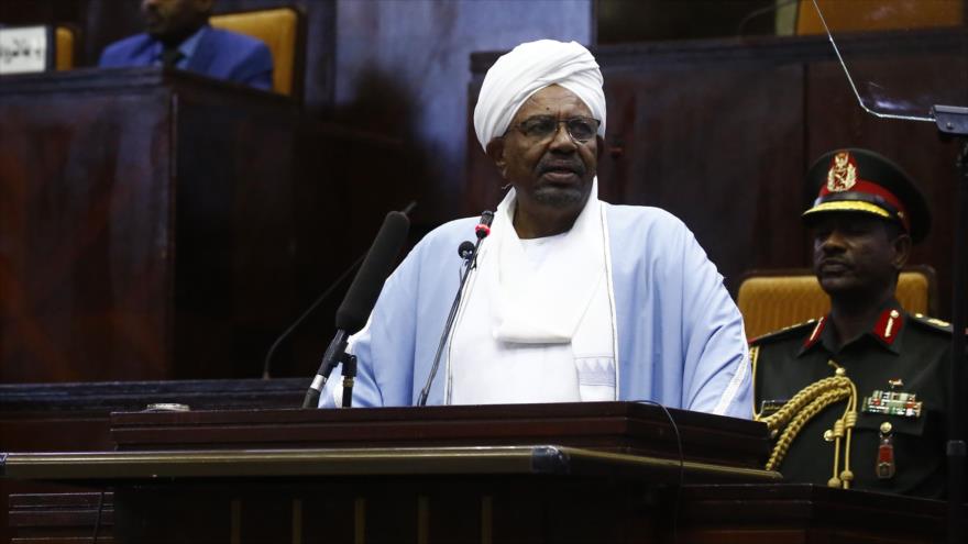 El presidente de Sudan Omar al-Bashir, comparecido en una sesión del Parlamento del país, 1 de abril de 2019. (Foto: AFP)