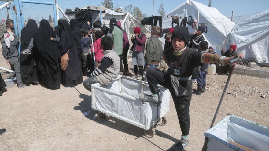 Sirios congregados en el campo de refugiados de Al-Hawl, en la provincia de Al-Hasaka, 19 de marzo de 2019. (Foto: Reuters)
