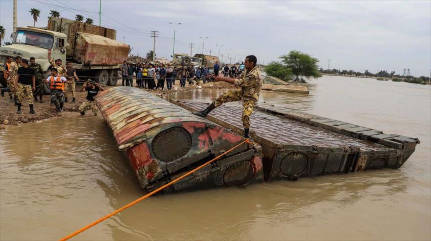 Un efectivo del Ejército iraní maniobra con un puente flotante en la ciudad de Karun en la provincia suroccidental de Juzestán. 10 de abril de 2019. (Foto: IRNA)