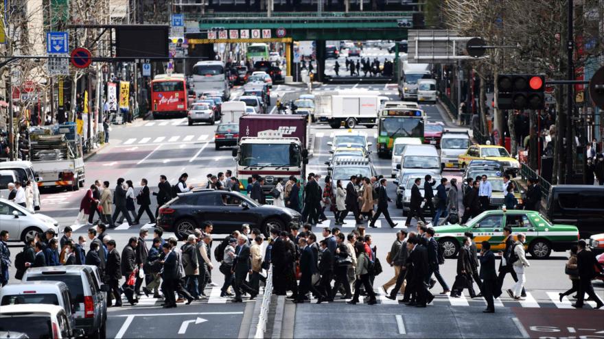 Peatones cruzan varios pasos de cebra en una calle del barrio de Shimbashi, en Tokio (capital de Japón), 19 de marzo de 2019. (Foto: AFP)