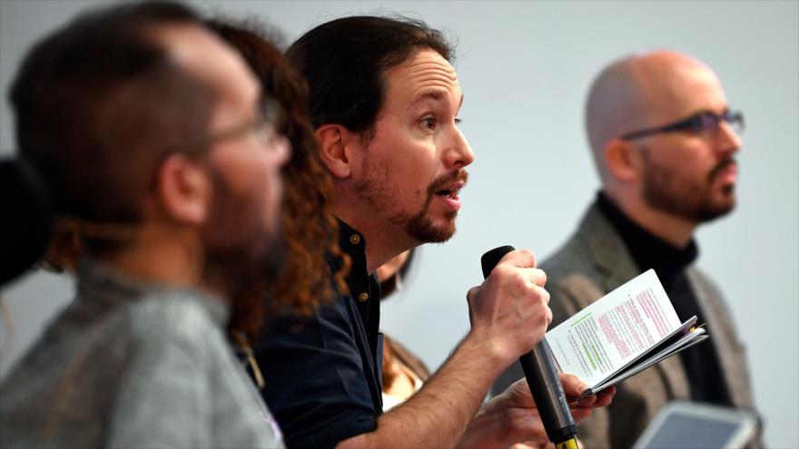 El líder de Podemos, Pablo Iglesias (centro), habla en la apertura de la campaña para las elecciones generales del 28-A, 8 de abril de 2019. (Foto: AFP)