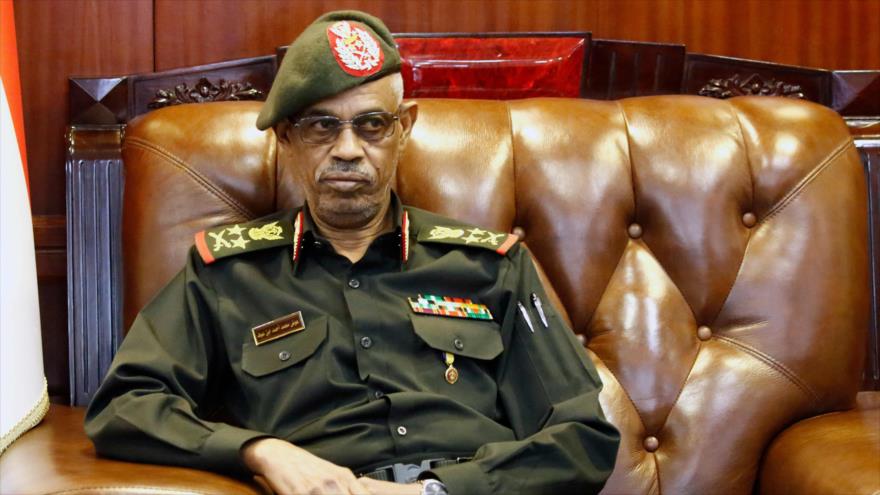 El ministro sudanés de Defensa, Awad Muhamad Ahmed Ibn Auf, en Jartum (capital), 25 de noviembre de 2018. (Foto: AFP)