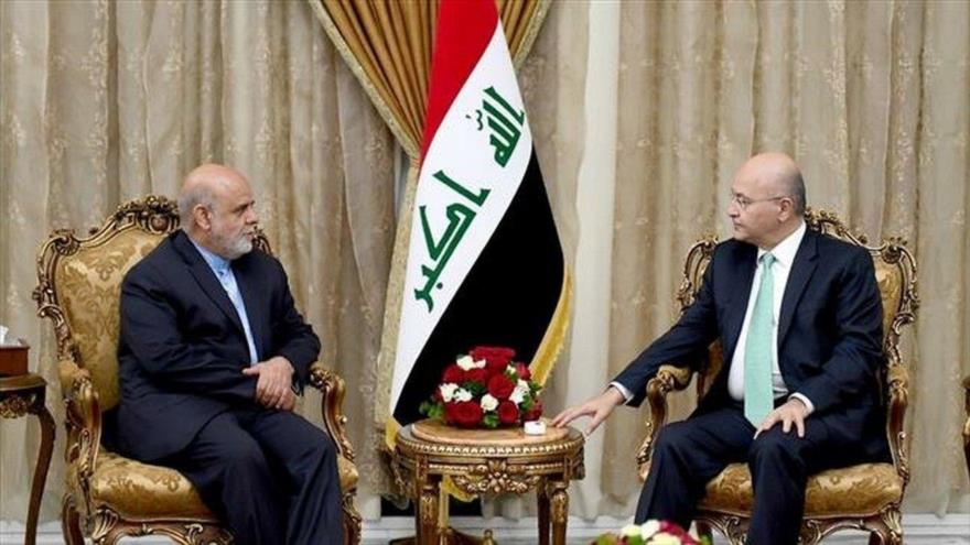 El presidente iraquí, Barham Salih (dcha.), recibe al embajador iraní en el país, Iray Masyedi en Bagdad, 11 de abril de 2019.