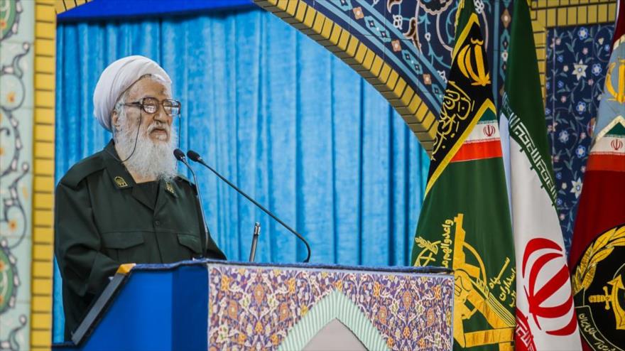 Ayatolá Mohamad Ali Movahedi Kermani, Imam del rezo del viernes de Teherán (capital persa), vestido con uniforme del CGRI de Irán, 12 de abril de 2019.