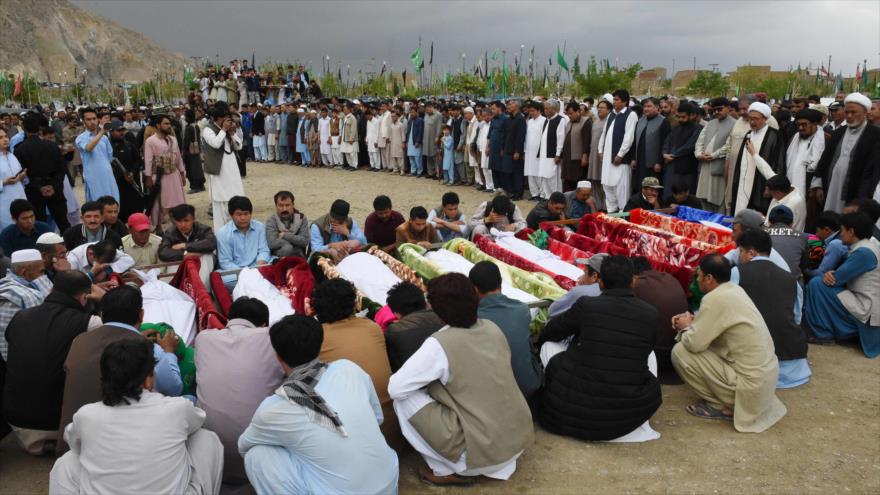 Funeral de las víctimas de un ataque terrorista que dejó al menos 20 muertos en Quetta, suroeste de Paquistán, 12 de abril de 2019. (Foto: AFP)