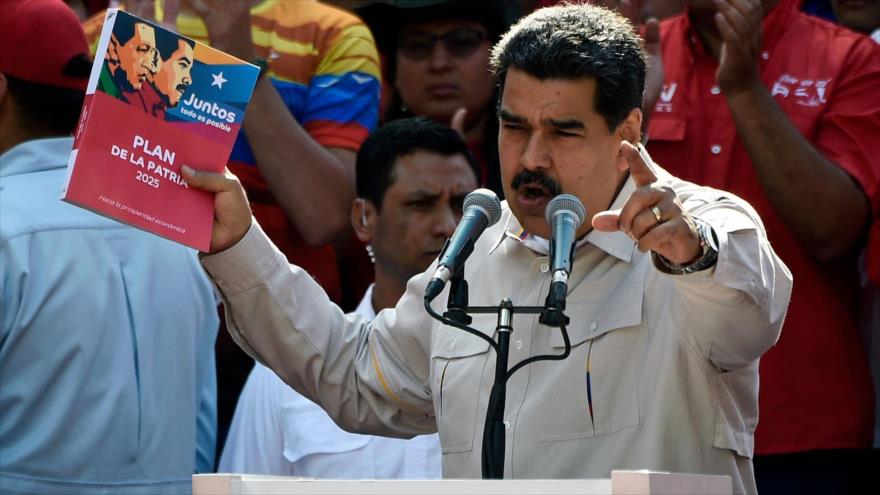 El presidente de Venezuela, Nicolás Maduro, habla con sus seguidores en una manifestación frente al Palacio de Miraflores, 6 de abril de 2019. (Foto: AFP)
