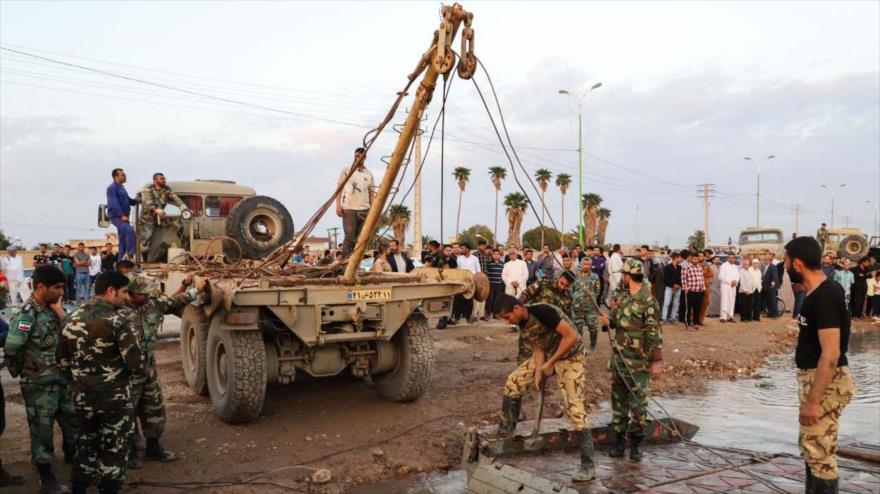 400 vehículos del CGRI ayudan a damnificados por riadas en Irán | HISPANTV