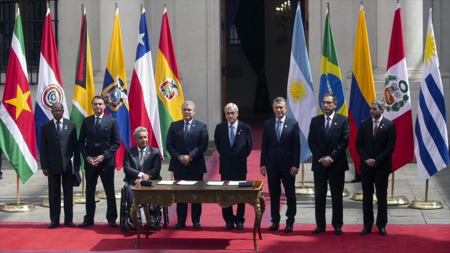 El presidente argentino, Mauricio Macri (3.º dcha.), en una reunión de miembros de Unasur en Santiago de Chile, 22 de marzo de 2019. (Foto: AFP)