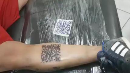 Vídeo: Hincha se tatúa un código QR para ver el gol de su equipo