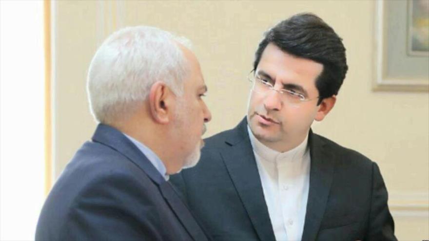 El canciller de Irán, Mohamad Yavad Zarif, y el nuevo portavoz de la Cancillería, Seyed Abás Musavi.