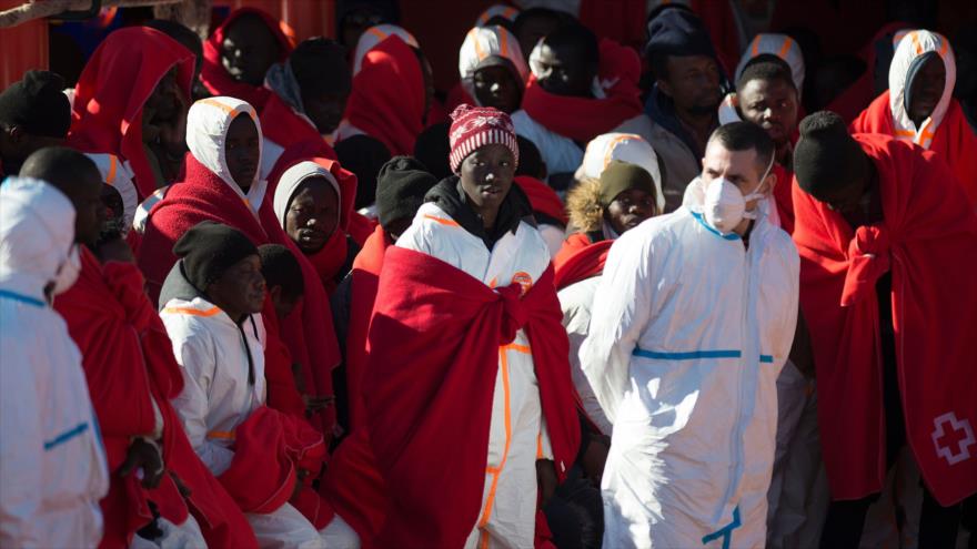 Los inmigrantes esperan en el puerto de la ciudad de Málaga, en el sur de España, 9 de enero de 2019. (Foto: AFP)