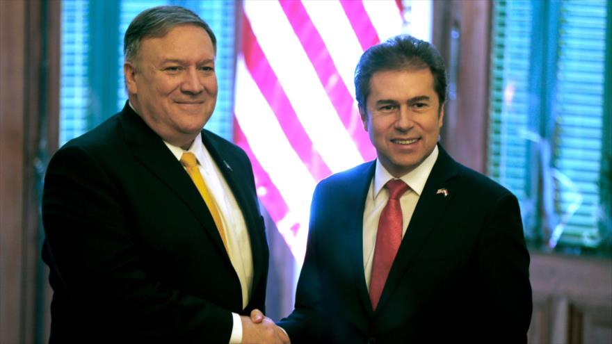 El secretario de Estado de EE.UU., Mike Pompeo (izda.), y el canciller paraguayo, Luis Alberto Castiglioni, en Asunción, 13 de abril de 2019. (Foto: AFP)