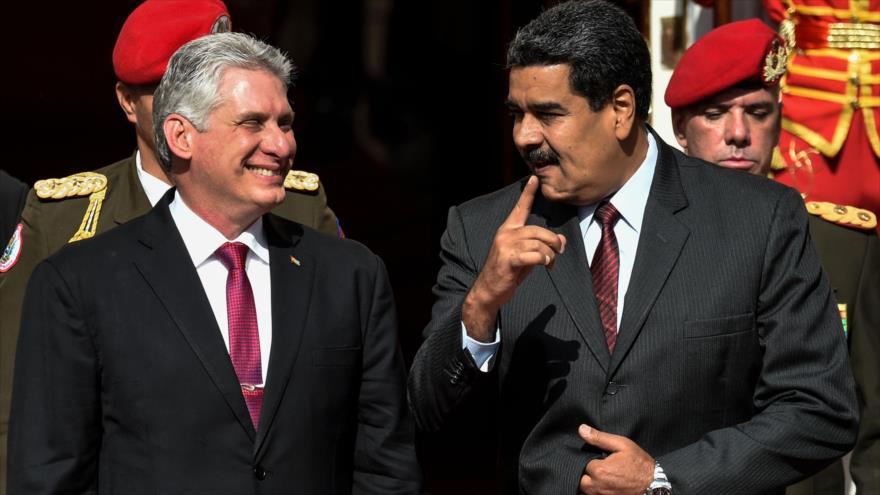 El presidente venezolano, Nicolás Maduro (dcha.), y su par cubano, Miguel Díaz Canel, en Caracas (capital venezolana), 30 de mayo de 2018. (Foto: AFP)