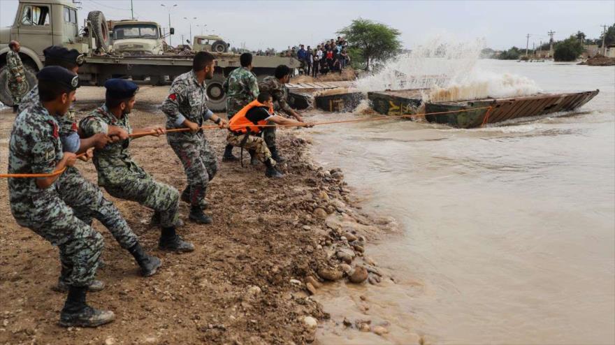 Fuerzas del Ejército de Irán participan en operaciones de ayuda en zonas afectadas por riadas, Karun (suroeste), 10 de febrero de 2019. (Foto: IRNA)
