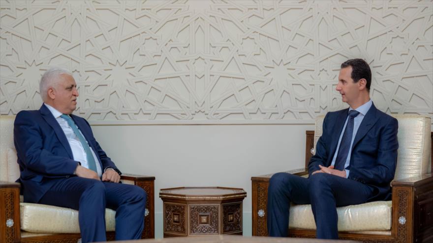 El presidente sirio, Bashar al-Asad (dcha.), y el asesor iraquí de Seguridad Nacional, Faleh al-Fayaz, en Damasco, 14 de abril de 2019.