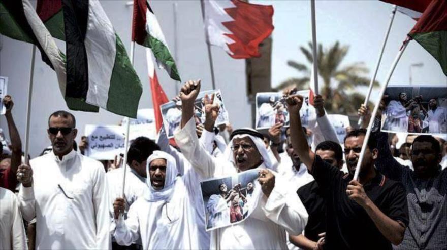 Manifestantes bareiníes portan banderas palestinas en una protesta antisraelí en Manama, la capital.