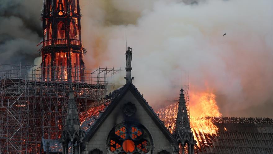 Arde en llamas la emblemática catedral de Notre Dame de París 