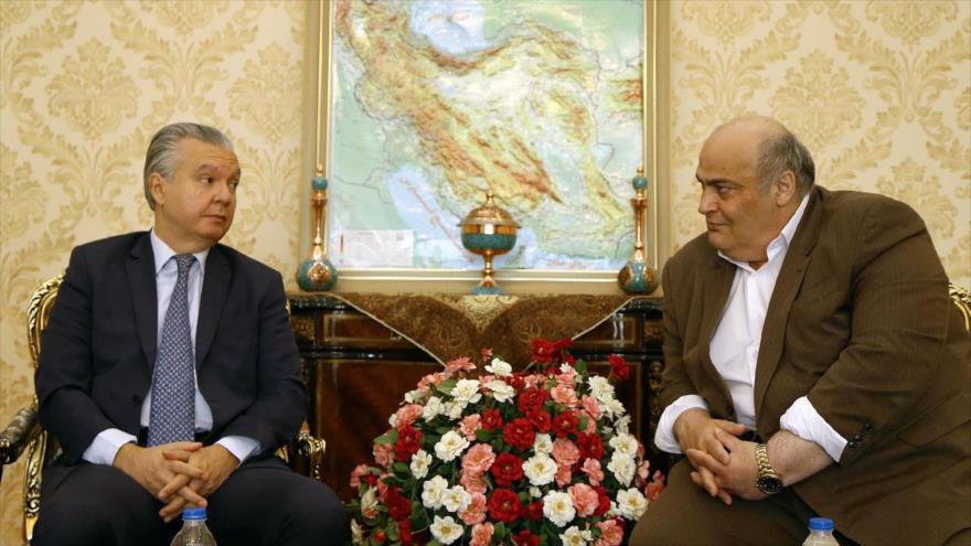 El embajador brasileño en Teherán, Rodrigo de Azeredo Santos (izda.), y Siamak Moreh Sedgh, diputado judío en el Parlamento iraní, 15 de abril de 2019.