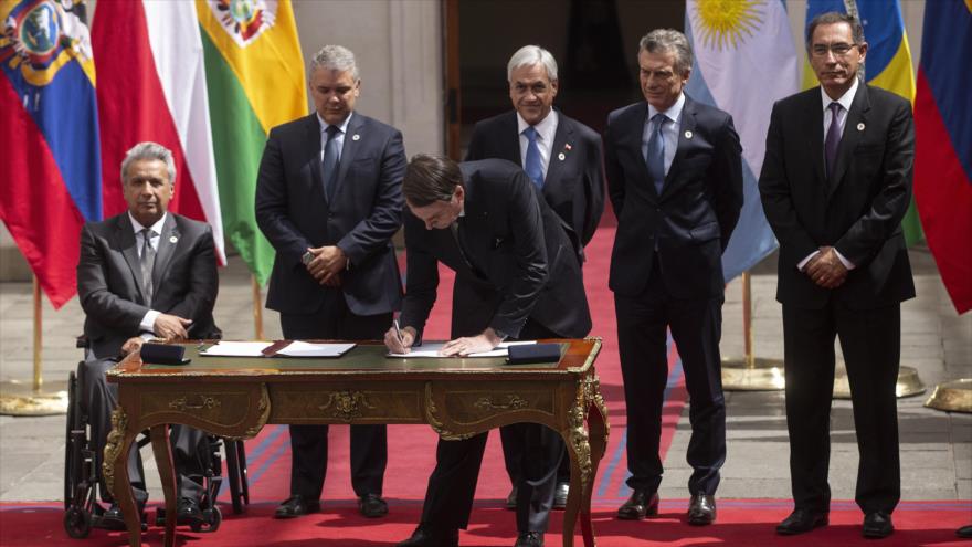 El presidente de Brasil, Jair Bolsonaro, firma una declaración para lanzar la iniciativa regional Prosur, 22 de marzo de 2019. (Foto: AFP)