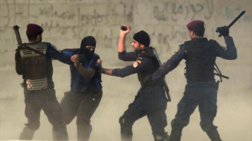 Fuerzas bareiníes arrestan a un manifestante durante una marcha contra el régimen de Al Jalifa en el oeste de la capital, Manama. (Foto: AP)