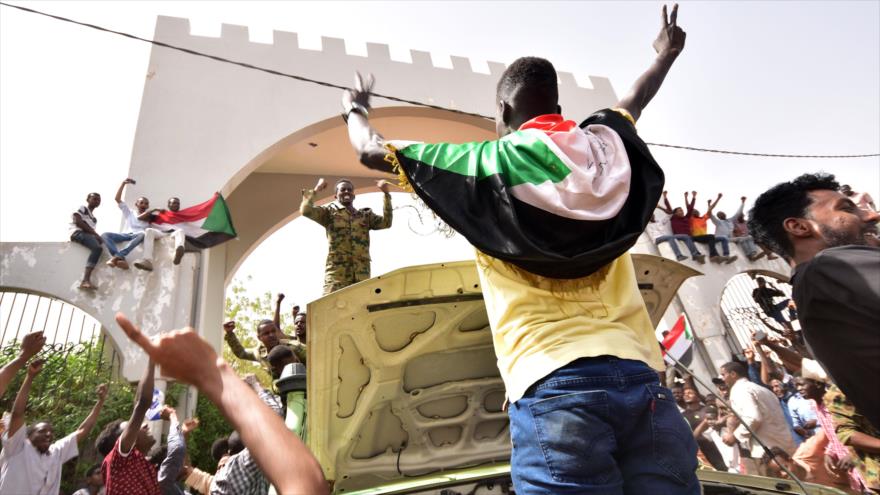 Manifestantes sudaneses en el centro de Jartum (capital) después del derrocamiento del expresidente Omar al-Bashir, 11 de abril de 2019. (Foto: AFP)