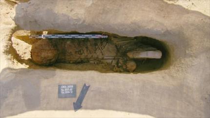 Hallan en Egipto un entierro único con momia de hace 2000 años