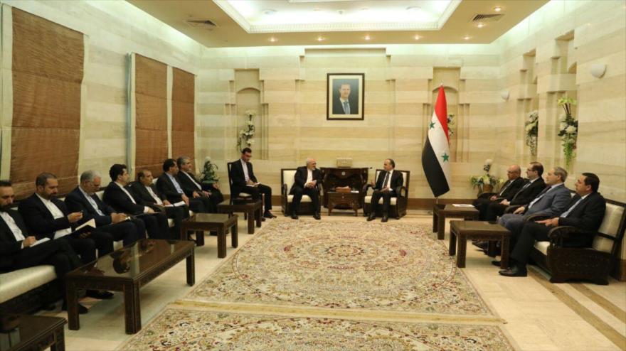 El primer ministro de Siria, Emad Jamis (dcha.), reunido con el canciller iraní, Mohamad Yavad Zarif, en Damasco, 16 de abril de 2019. 