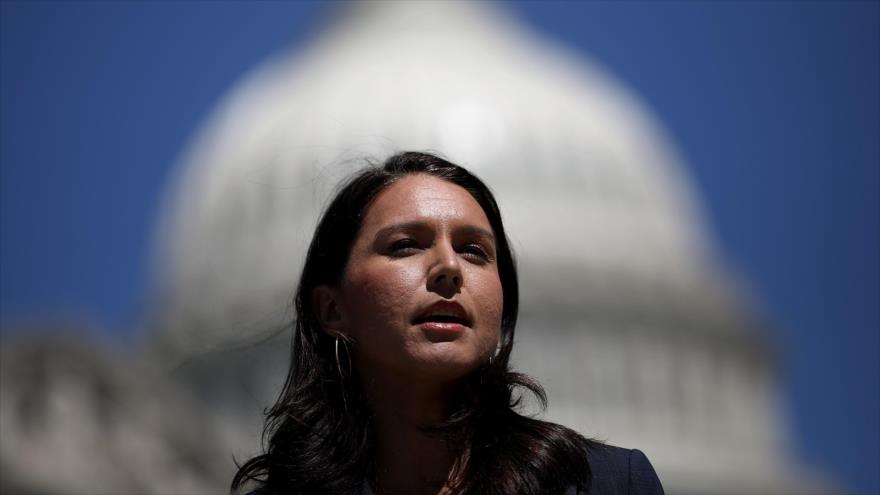 Congresista demócrata de EE.UU., Tulsi Gabbard, habla en una conferencia de prensa fuera del Capitolio, Washington, 18 de julio de 2018. (Foto: AFP)
