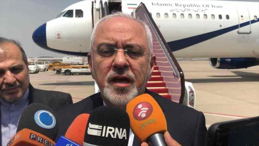 El canciller iraní, Mohamad Yavad Zarif, habla con los periodistas en un viaje al extranjero.