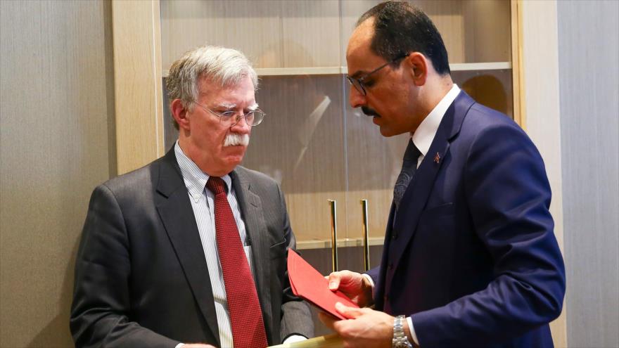 Ibrahim Kalin, portavoz de la Presidencia turca (dcha.), habla con John Bolton, asesor de seguridad nacional de EE.UU., 8 de enero de 2019. (Foto: AFP)