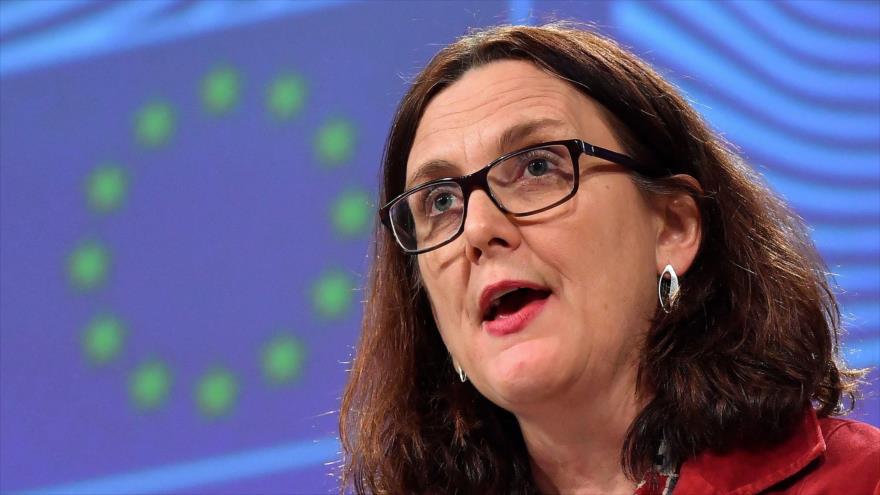 La comisaria europea de Comercio, Cecilia Malmström, habla con la prensa sobre los lazos con EE.UU. en Bruselas, 18 de enero de 2019. (Foto: AFP).